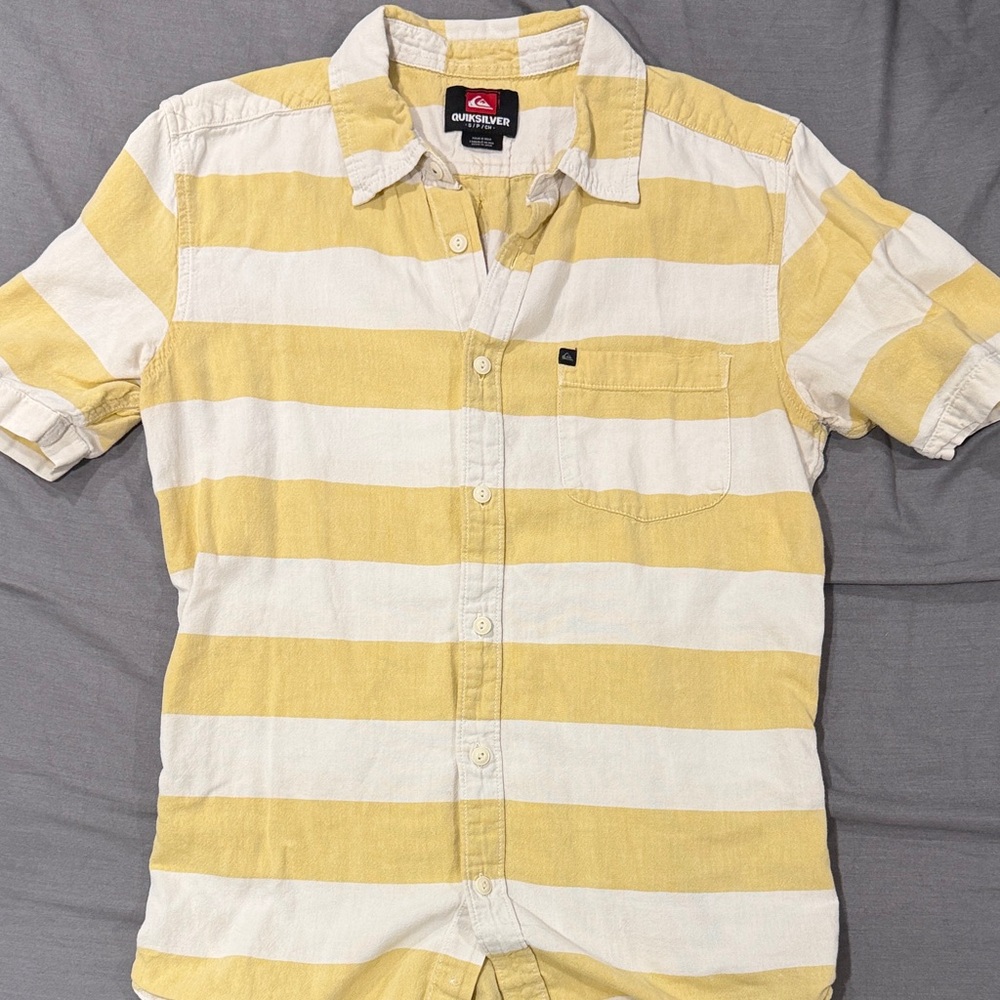 Quiksilver Men's Button Down Short Sleeve Shirt Small Yellow and White Stripes
